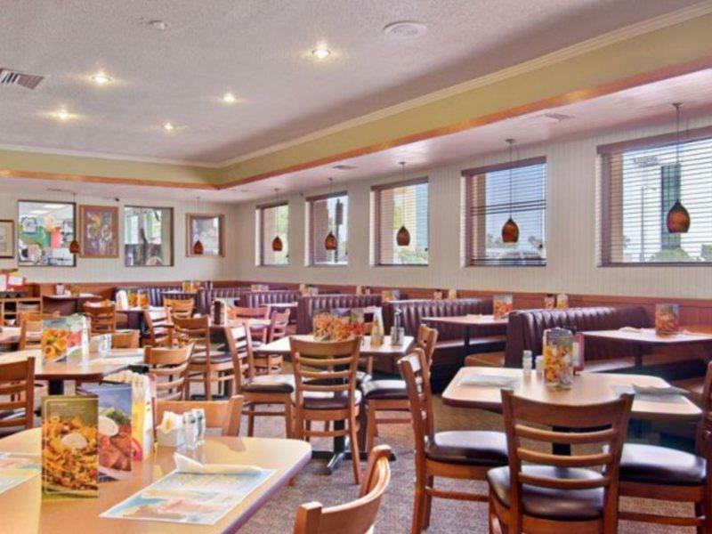 Clarion Inn & Suites Across From Universal Orlando Resort Restaurant photo